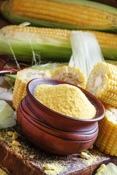 Granos de maíz crudos o polenta en una olla de barro — Foto de Stock