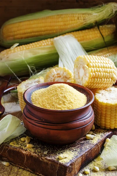 Raw corn grits or polenta in a clay pot — Stock Photo, Image