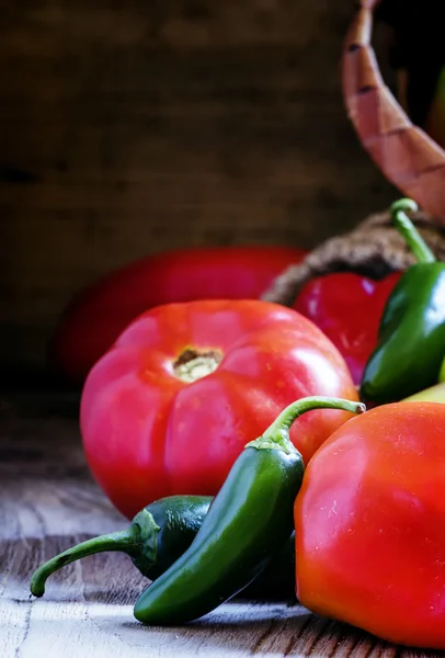 Paprika, tomaten en chilipepertjes — Stockfoto
