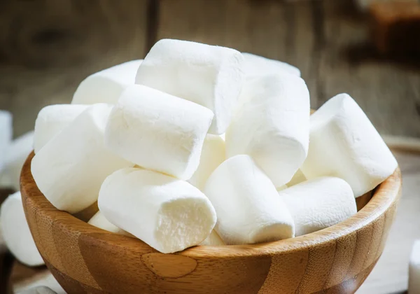 Grote marshmallows in een houten kom — Stockfoto