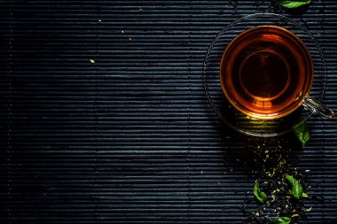 Çay otlar, siyah arka plan ile