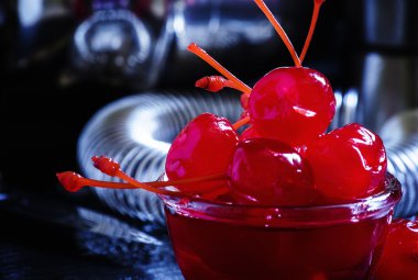 Bar araçları ve maraschino kirazı