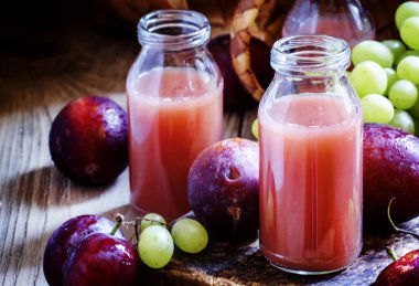 Yeşil üzüm ve tatlı olgun Erik taze sıkılmış güler yüzlü 