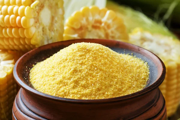 Bubur jagung mentah atau polenta dalam panci tanah liat — Stok Foto