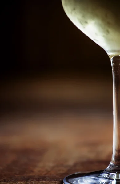 Gekühlter trockener Weißwein im Glas — Stockfoto