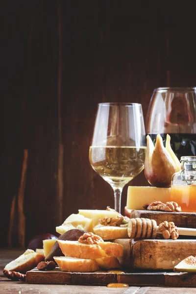 White and red wine, cheese, figs, nuts, honey and bread — Stock Photo, Image