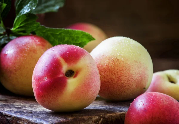 Nasse gelbe und rosa Nektarinen — Stockfoto