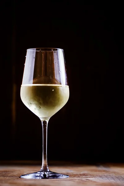 Vin blanc sec réfrigéré dans le verre — Photo