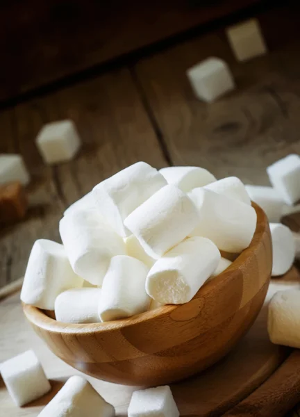 Grote marshmallows in een houten kom — Stockfoto