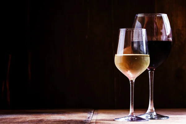 白と赤の辛口ワイン, — ストック写真