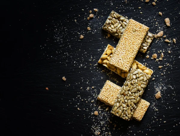 Frutos secos tostados y semillas en caramelo y azúcar —  Fotos de Stock