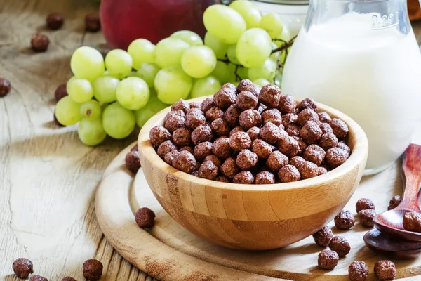 Завтрак: шоколадные шарики, свежее коровье молоко, виноград и персики — стоковое фото