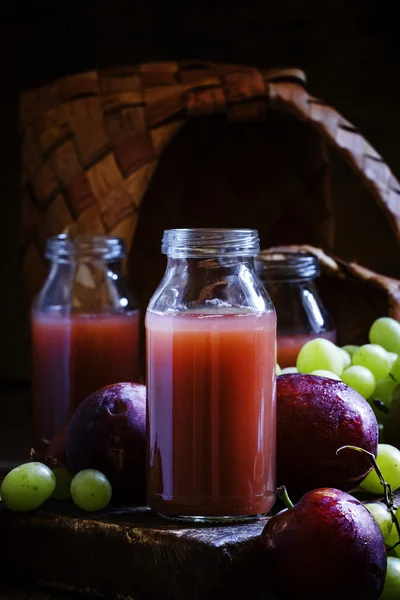 Freshly squeezed smoothie from green grapes and sweet ripe plums — Stock Photo, Image