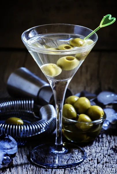 Droge martini, vermout met groene olijven — Stockfoto