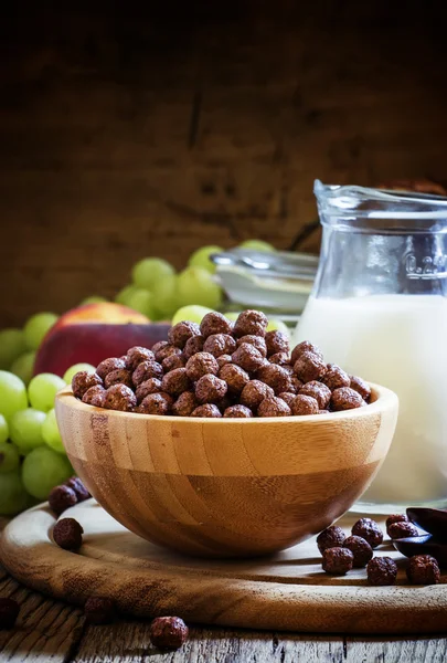 Завтрак: шоколадные шарики, свежее коровье молоко, виноград и персики — стоковое фото