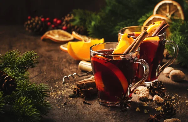 Karácsonyi Forralt Vörösbor Fűszerekkel Narancs Rusztikus Asztalon Hagyományos Karácsonyi Vagy — Stock Fotó