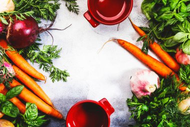 Taze kök sebzeleri, baharatlı otlar ve kırmızı tava çeşitleri. Sağlıklı yemek, yaz aşçılığı konsepti. Kopyalama alanı olan gri bir arkaplan. Üst görünüm