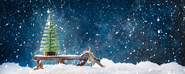 Μικρό Χριστουγεννιάτικο Δέντρο Ξύλινο Έλκηθρο Έλκηθρο Νέο Έτος Χιονισμένο Φόντο — Φωτογραφία Αρχείου