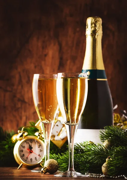 Dois Copos Champanhe Decoração Natal Fundo Bokeh Dourado Neve Madeira — Fotografia de Stock