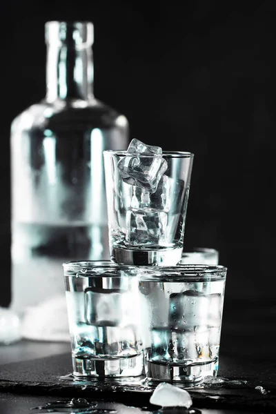 Zmrazená Vodka Brýlích Černém Pozadí Ledově Silný Nápoj — Stock fotografie