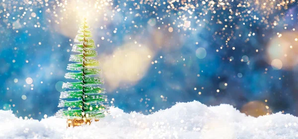 Kleine Weihnachtsbaumspielzeuge Schneegestöber Winterliches Neujahrskonzept Festliche Komposition Auf Blauem Hintergrund — Stockfoto