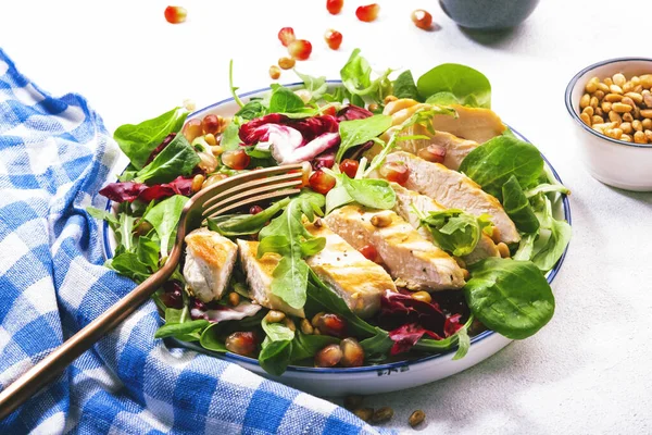 Salada Com Peito Frango Grelhado Espinafre Rúcula Nozes Cedro Romã — Fotografia de Stock