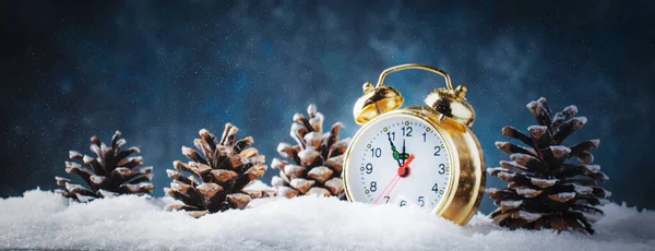 Weihnachten Oder Neujahr Hintergrund Mit Goldenem Wecker Schneewehen Auf Blauem — Stockfoto