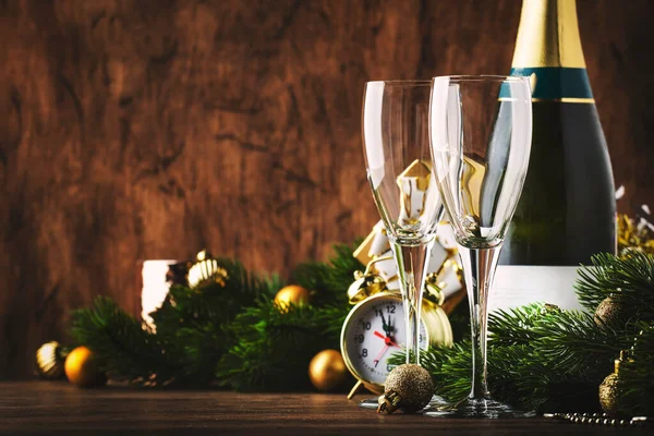 Due Bicchieri Champagne Decorazioni Natalizie Sfondo Bokeh Dorato Neve Legno — Foto Stock