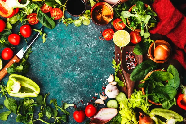 Frische Helthy Food Kochen Pflanzliche Zutaten Auf Dunklem Hintergrund Mit — Stockfoto