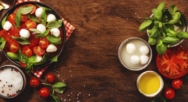 Caprese Olasz Saláta Piros Paradicsommal Mozzarella Sajttal Zöld Bazsalikomlevéllel Felülnézet — Stock Fotó