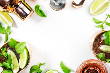 Limonlu, zencefilli, votkalı ve naneli bakır bardakta Moskova katırı kokteyli. Beyaz tablo, boşluğu kopyala