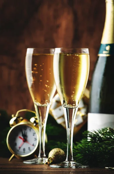 Två Champagneglas Och Jul Dekoration Trä Snö Gyllene Bokeh Bakgrund — Stockfoto