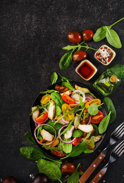 Färsk Sallad Med Spenat Kyckling Tomater Ruccola Majssallad Och Lök — Stockfoto