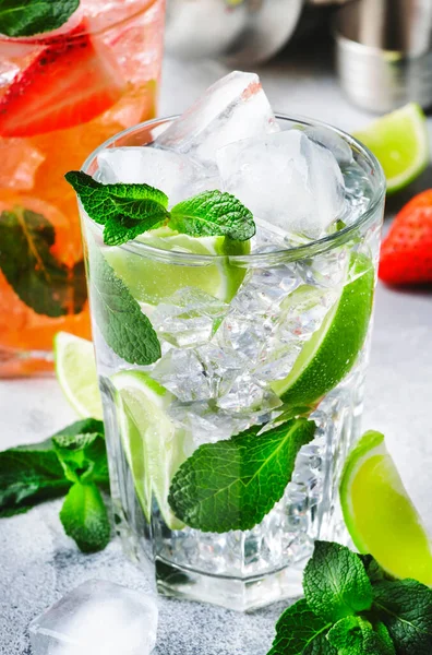 Färsk Mojito Mocktail Set Med Lime Mynta Jordgubbe Och Glas — Stockfoto