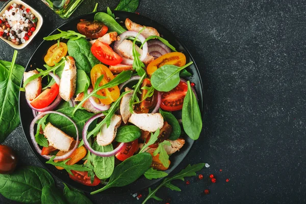 Frischer Salat Mit Spinat Huhn Tomaten Rucola Maissalat Und Zwiebeln — Stockfoto