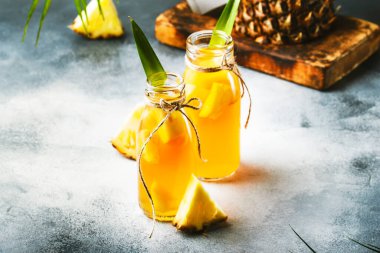 Mayalanmış Pineapple Kombucha Tepache iç. Meyve suyuyla ev yapımı probiyotik süper yiyecek.