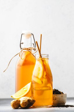 Mayalanmış Kombucha İçkileri. Ev yapımı probiyotik süper yiyecek çayı, keto diyet içecek, tepache, elma şarabı, kvass, zencefilli gazoz. Sağlıklı bir içecek.