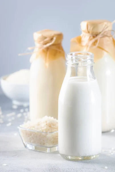 Reismilch Flaschen Nahaufnahme Grauer Hintergrund Milchfreie Alternativmilch Gesunde Vegetarische Kost — Stockfoto