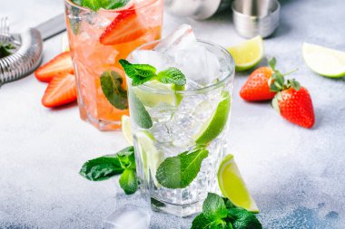 Taze mojito mocktail seti, kireç, nane, çilek ve gri arka planda buzlu buzlu. Alkollü ya da alkolsüz içecekler, içecekler ve kokteyller.