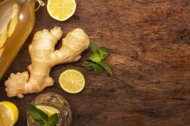 Bira, limon, nane ve nane aromalı zencefilli bira, ahşap masa, üst manzara. 