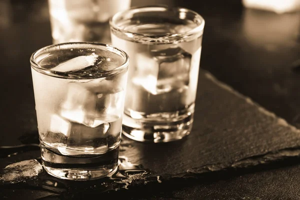 Vodka Congelata Bicchierini Sfondo Nero Bevanda Forte Ghiacciata — Foto Stock