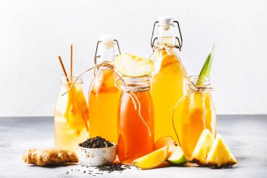 Mayalanmış Kombucha İçkileri. Ev yapımı probiyotik süper yiyecek çayı, keto diyet içecek, tepache, elma şarabı, kvass, zencefilli gazoz. Sağlıklı bir içecek.