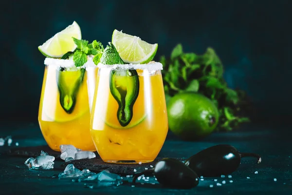 Pittige Margarita Cocktail Met Tequila Mango Sap Jalapeno Peper Limoen — Stockfoto