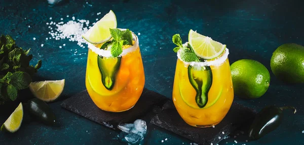 Pittige Margarita Cocktail Met Tequila Mango Sap Jalapeno Peper Limoen — Stockfoto