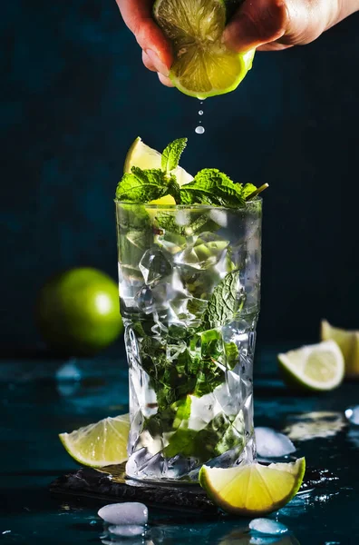 Mojito Cocktail Alcohol Long Drink Making Mint Lime Ice White — Stock Photo, Image