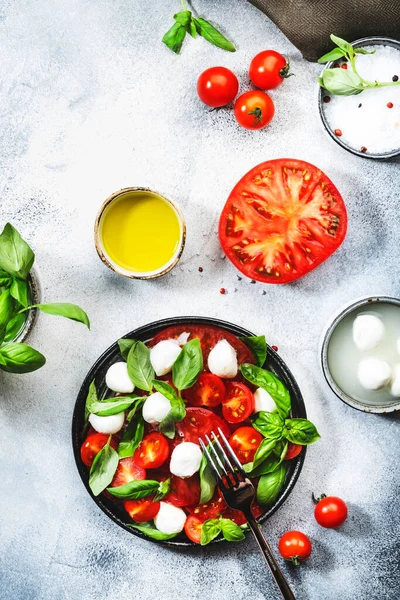 Lezzetli Kırmızı Domatesli Caprese Salatası Taze Yeşil Fesleğen Yapraklı Mozzarella — Stok fotoğraf