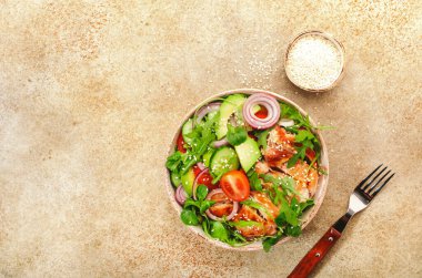 Kızarmış tavuklu taze salata, kiraz domatesleri, roka, kırmızı soğan, avokado, susam tohumu ve limon yağı sosu. Sağlıklı gıda konsepti. Üst Manzara. Boşluğu kopyala
