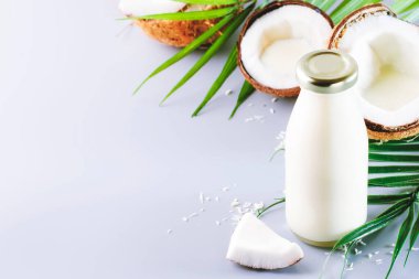 Hindistan cevizi sütsüz vejetaryen sütü şişede. Kopyalama alanı olan gri tablo