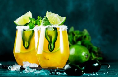 Margarita kokteyli, tekila, mango suyu, biber, limon ve tuz, mavi arka plan.