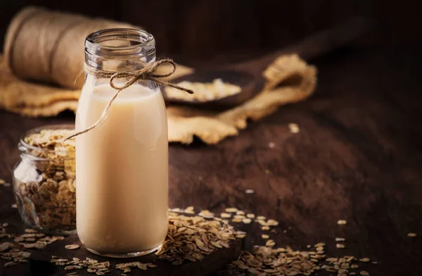 燕麦片牛奶 非乳制品替代牛奶在玻璃杯 木制烧制表 复制空间 — 图库照片